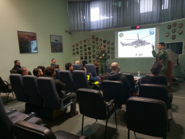 Briefing con il comandante del 85° Centro