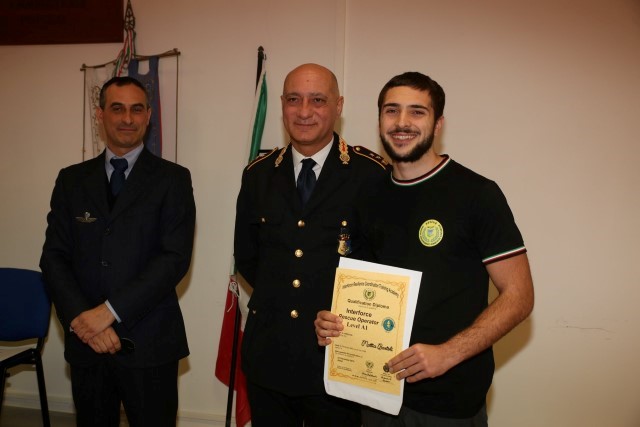 Bartoli Mattia riceve il diploma dal Com. Orlando