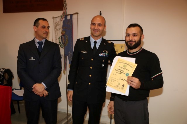 Mele riceve il diploma dal Magg. Pil. Russo