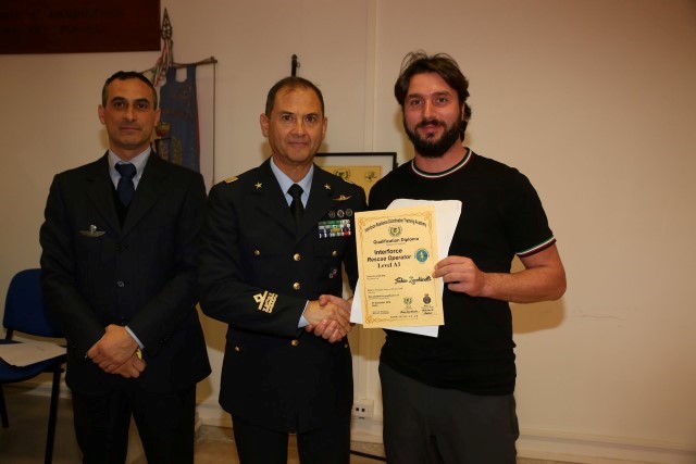 Zecchinelli riceve il diploma dal Gen. Cicerone